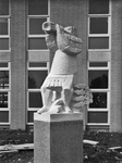 87248 Afbeelding van het, door P. Reinhard in 1964 vervaardigde, beeld De Rattenvanger van Hamelen bij de R.K. U.L.O. ...